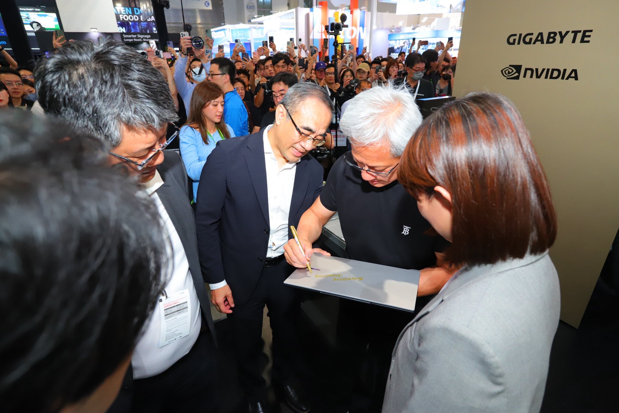 COMPUTEX 2025 KHI HAI ÔNG LỚN GẶP NHAU